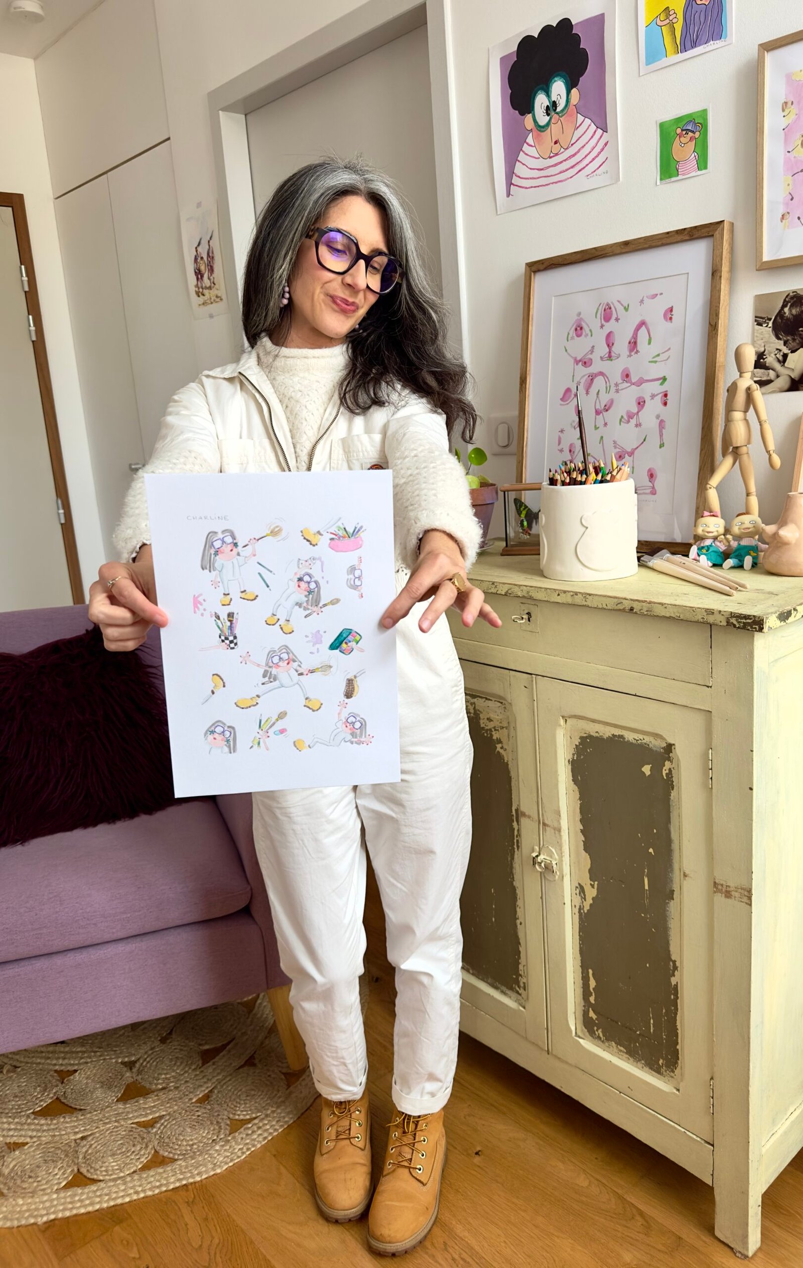 Exemple d’illustration personnalisée au format A4 : portrait aquarelle de Charline avec personnages dynamiques, lunettes, chaussures et détails colorés.