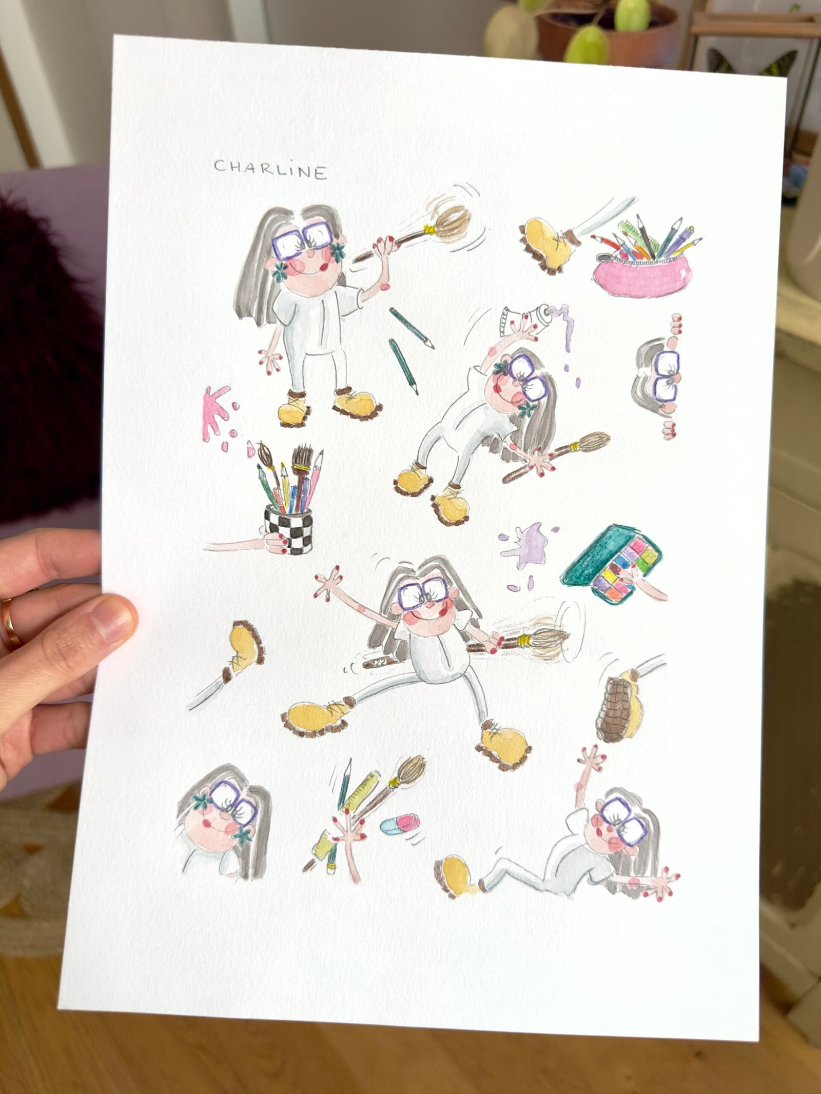 Exemple d’illustration personnalisée au format A4 : portrait aquarelle de Charline avec personnages dynamiques, lunettes, chaussures et détails colorés.