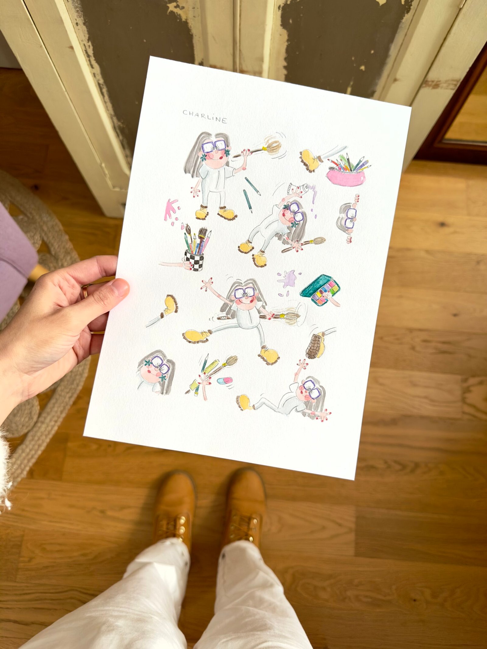 Exemple d’illustration personnalisée au format A4 : portrait aquarelle de Charline avec personnages dynamiques, lunettes, chaussures et détails colorés.